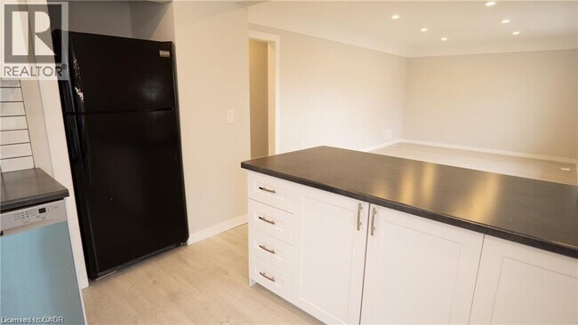 Photo du bâtiment - 4 Dunblane Ave