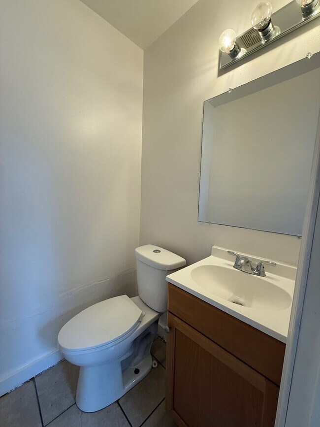 Foto del edificio - Charming 3BR/1.5BA Home with Large Yard & Spacious Eat-In Kitchen