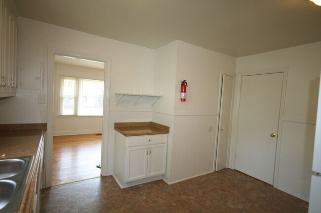 Building Photo - Spacious Walltown House - All Appliances -...