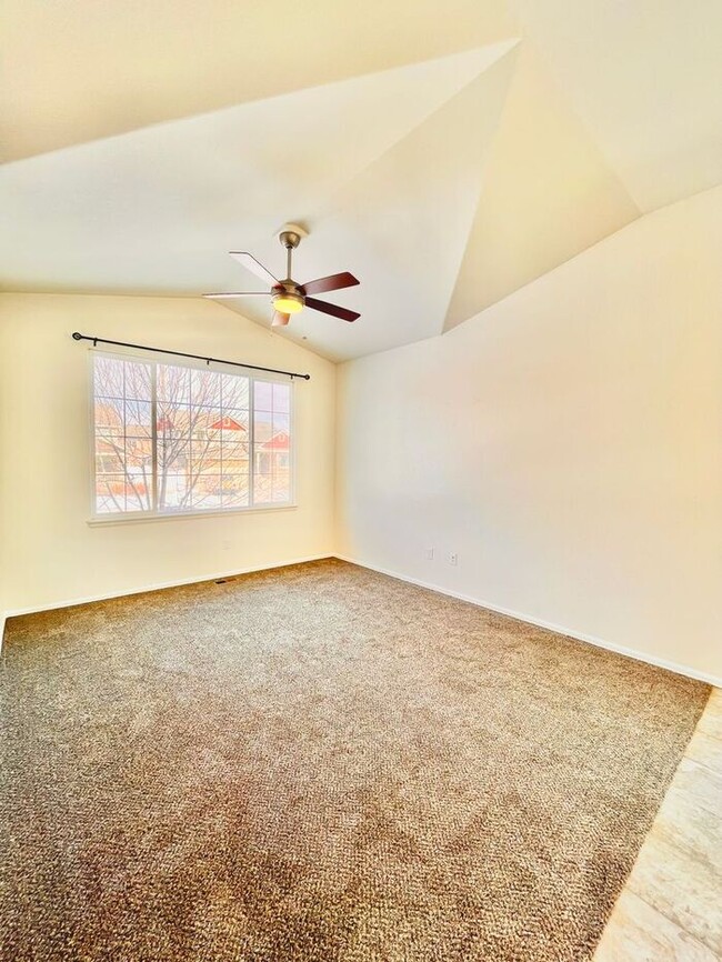 Building Photo - Spacious 3 Bedroom, 2.5 Bathroom Just Sout...