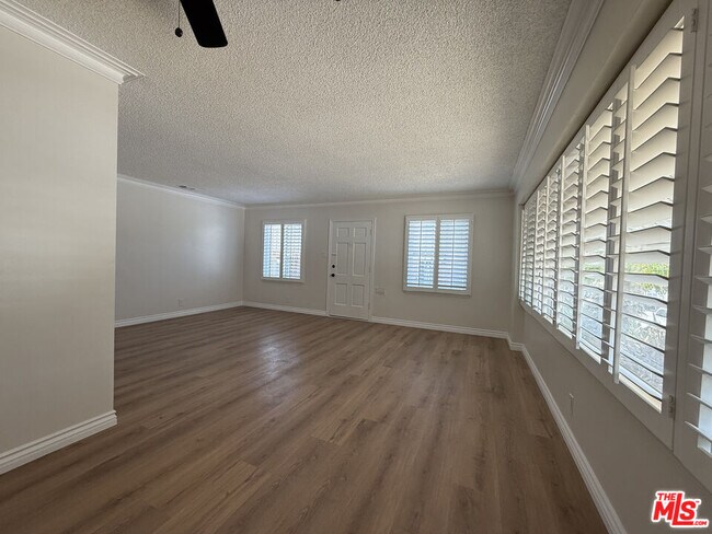 Building Photo - 5908 S Fairfax Ave