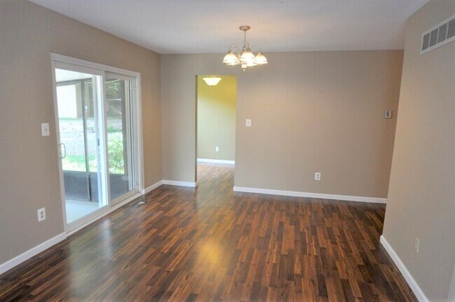 Building Photo - 705 Oak Hollow Ct