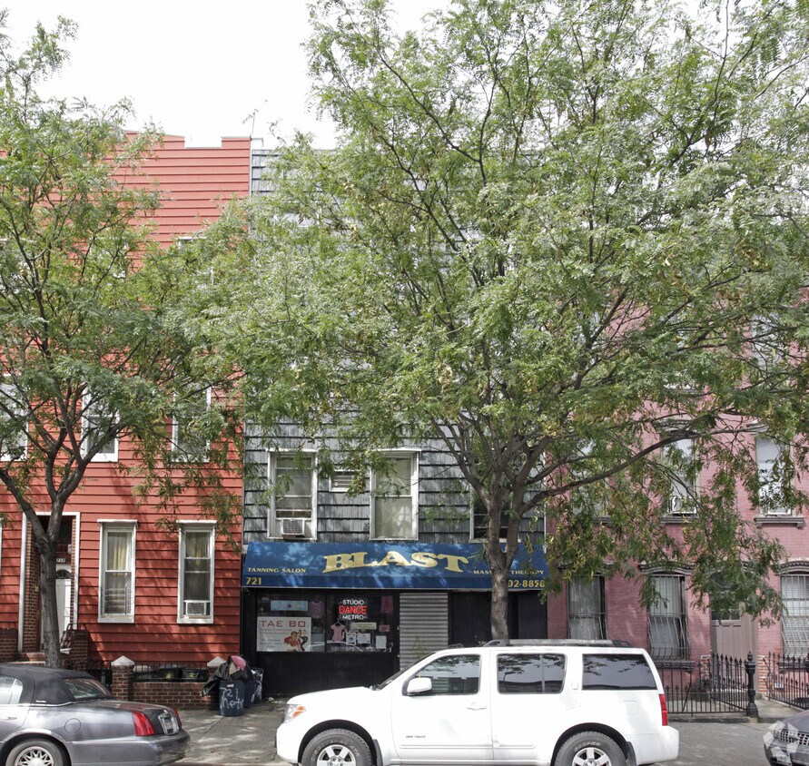 Building Photo - 723 Metropolitan Ave