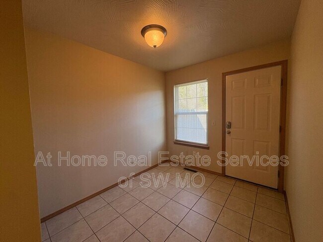 Foto del edificio - 1910 S Farm Rd 123