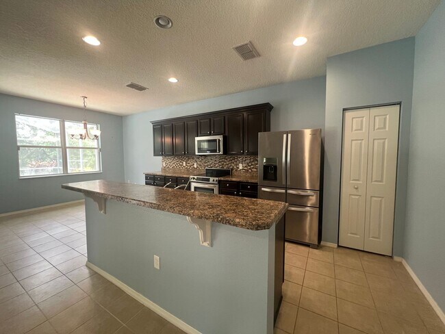 Building Photo - Beautiful 3 bedroom 2 bathroom pool home