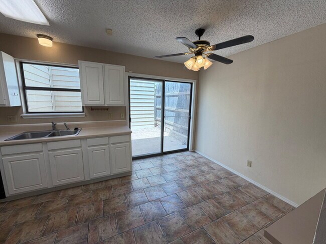 Foto del edificio - Cozy Elegance: Charming 2-Bed Lubbock Retreat with Fireplace & Spacious Living!