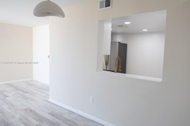 Foto del edificio - 2055 SW 122nd Ave