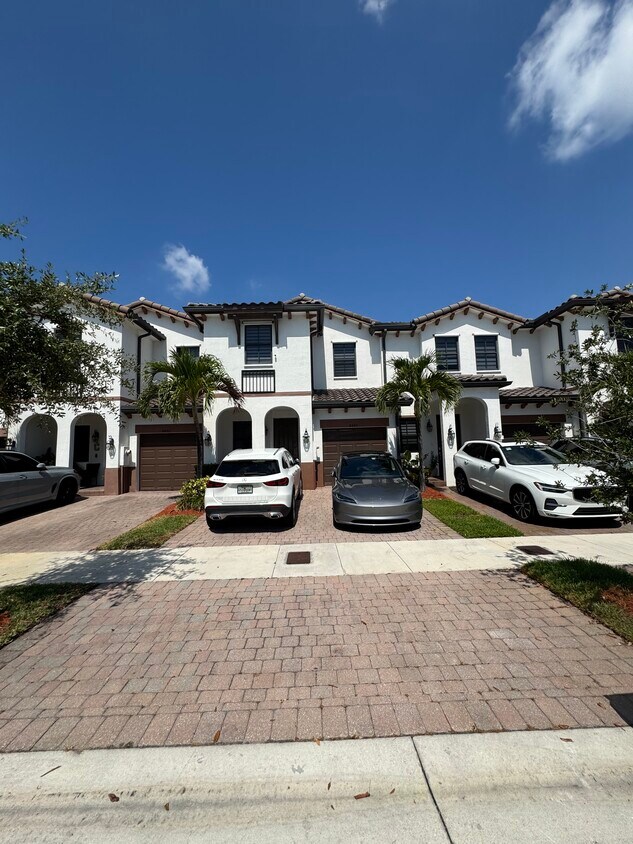 Foto principal - 8880 NW 102nd Pl
