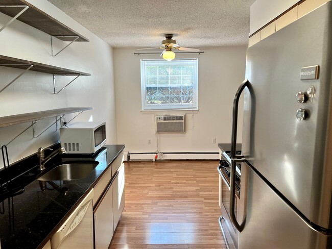 Kitchen/dining area - 250 Ridge Pike