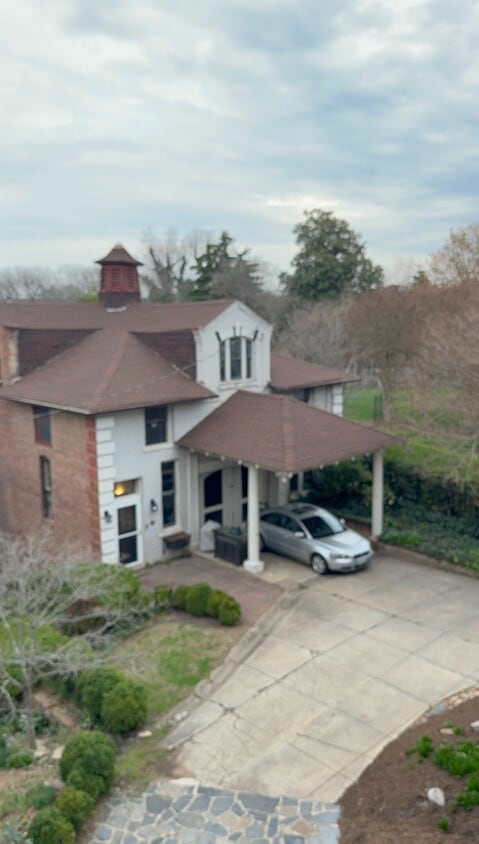 Covered parking - 862 Main St