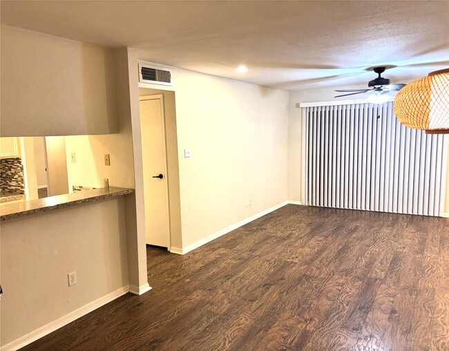 Foto del edificio - 3025 Walnut Bend Ln