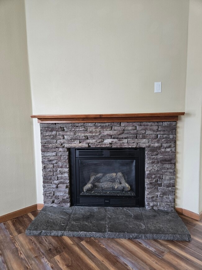 Building Photo - 583 S Carriage Dr