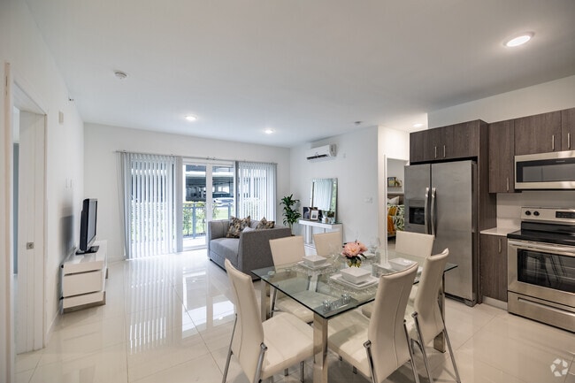 2 habitaciones, 2 baños, 1176 pies cuadrados, modelo D, cocina y sala de estar - Modern Towers Apartments