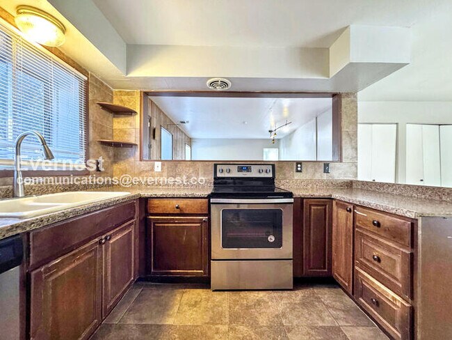 Building Photo - PROMO: Half Off the First Month's Rent! / 3 Bed, 1 Bath Townhome with Garage & Fenced Yard