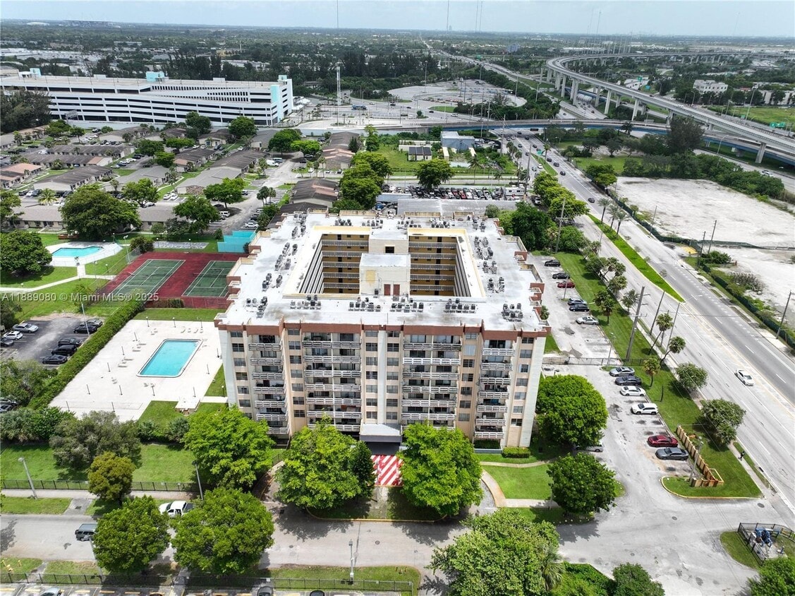 Foto principal - 15600 NW 7th Ave