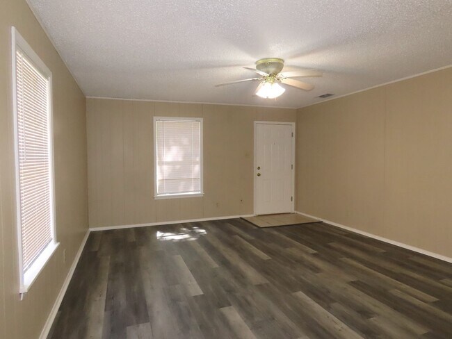 Building Photo - Charming 2 Bedroom, 1 Bath House in Whiteh...