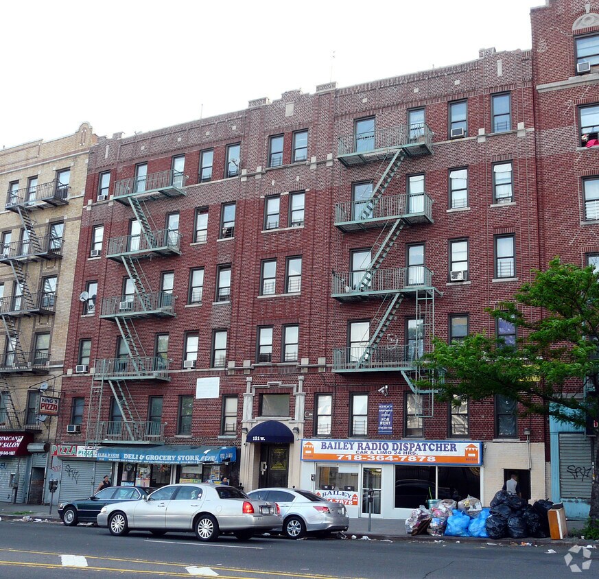 Foto principal - 131 W Kingsbridge Rd