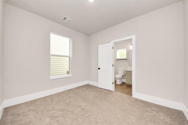 Building Photo - 787 Mansfield St