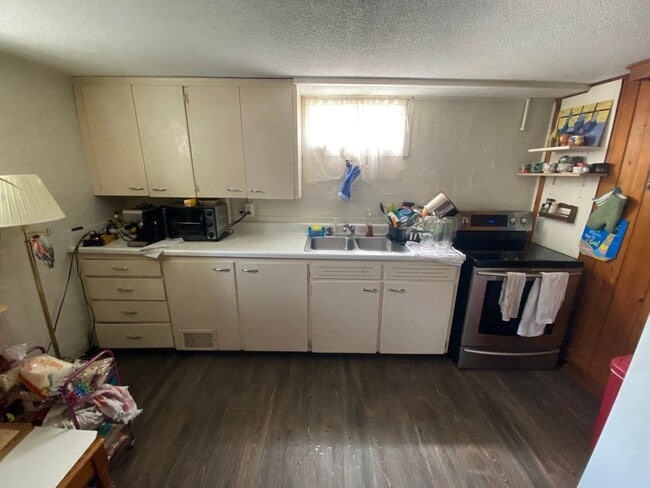 Building Photo - Spacious 1 bed, 1 bath basement close to I...