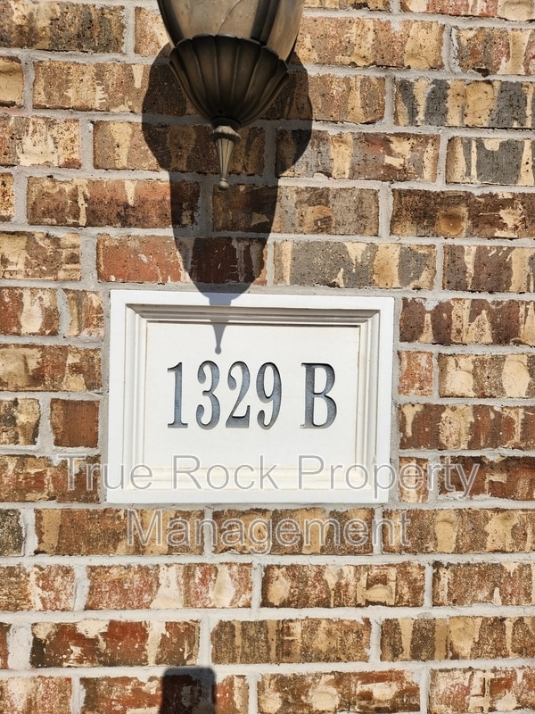 Foto del edificio - 1329 N Monte Vista St