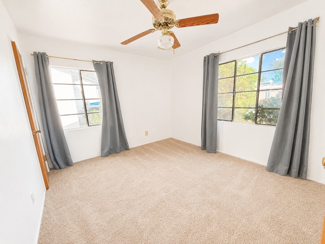 Building Photo - Charming 4 bedroom, near NMSU