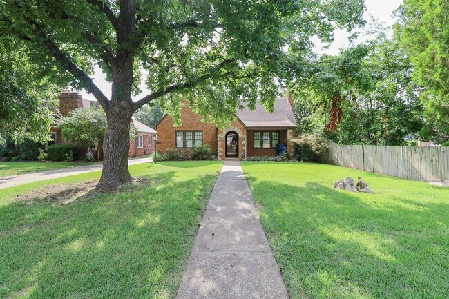 Foto del edificio - 3 Bed / 1 Bath in Midtown!