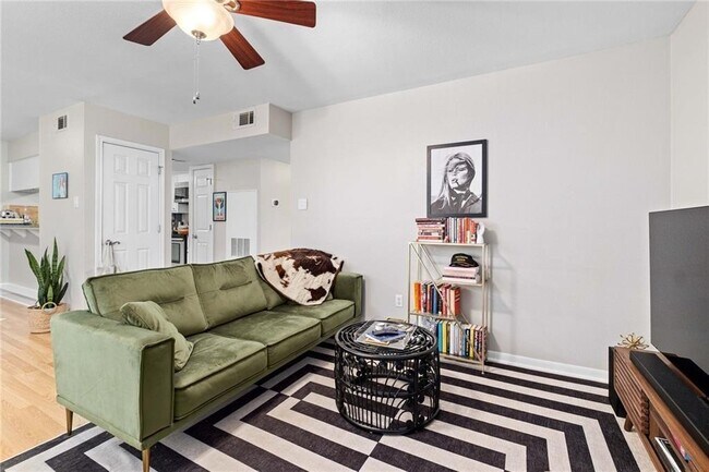 Building Photo - 2450 Ashdale Dr