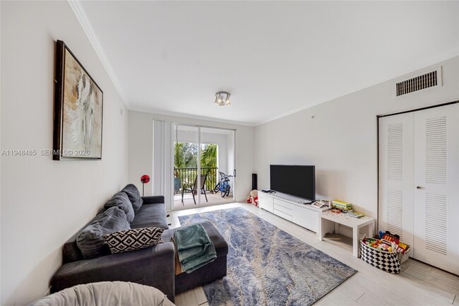 Foto del edificio - 17145 N Bay Rd