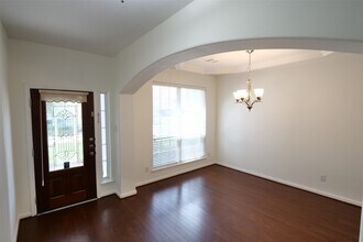 Building Photo - 6119 Lakenshire Falls Ln