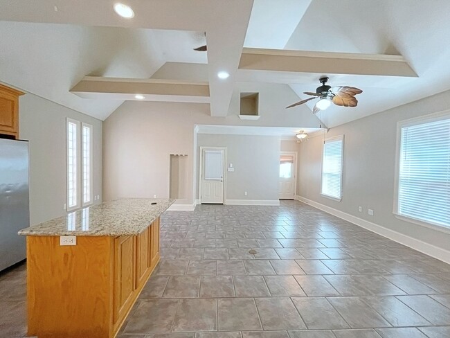 Foto del edificio - 3 BEDROOM CUSTOM BUILT HOME! MUST SEE