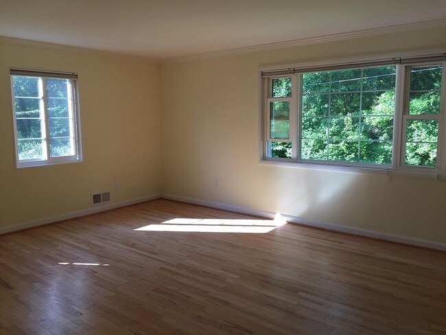 Foto del edificio - 5324 Pooks Hill Rd