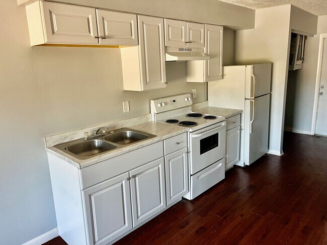 Foto del edificio - Spacious 2BR/1BA Conveniently Located Lakeland Duplex!
