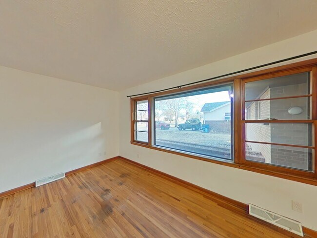 Building Photo - 735 N Valleyview St