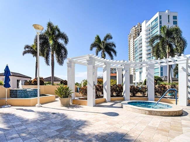 Building Photo - 400 Beach Dr NE