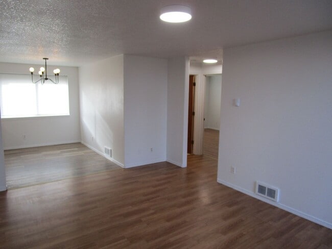 Building Photo - 2 Bedroom Duplex Near Library - Water/Sewe...