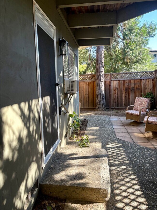 Foto del edificio - Charming Downtown Los Gatos – Remodeled 1 BR with Private Yard!