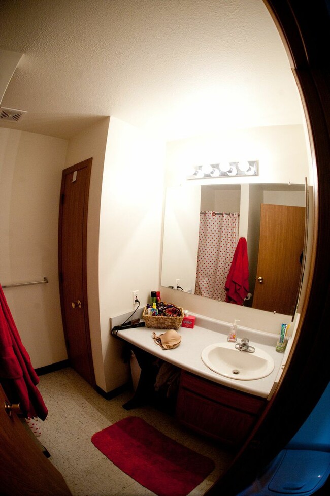 Baño con ducha de pie - University Village Student Housing