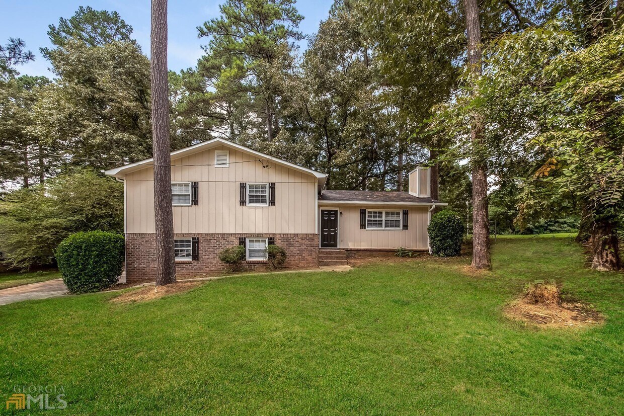 5049 Wycliffe Dr SW, Stone Mountain, GA 30087 House Rental in Stone