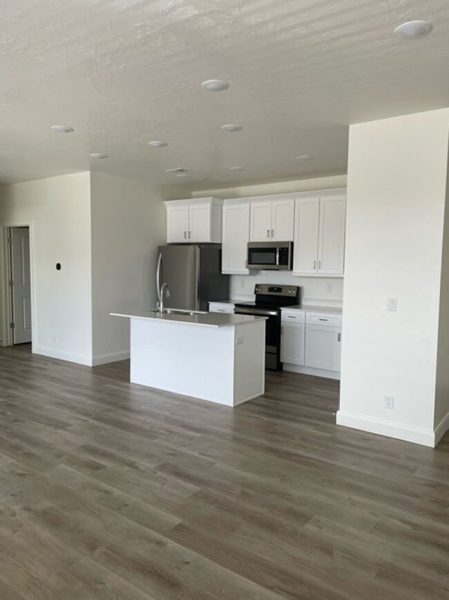 Building Photo - 5801 S Garnet Dr