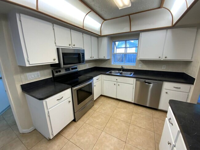 Building Photo - 809 High Point Ct