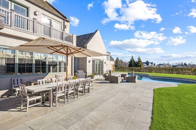 Foto del edificio - 110 Rose Hill Rd