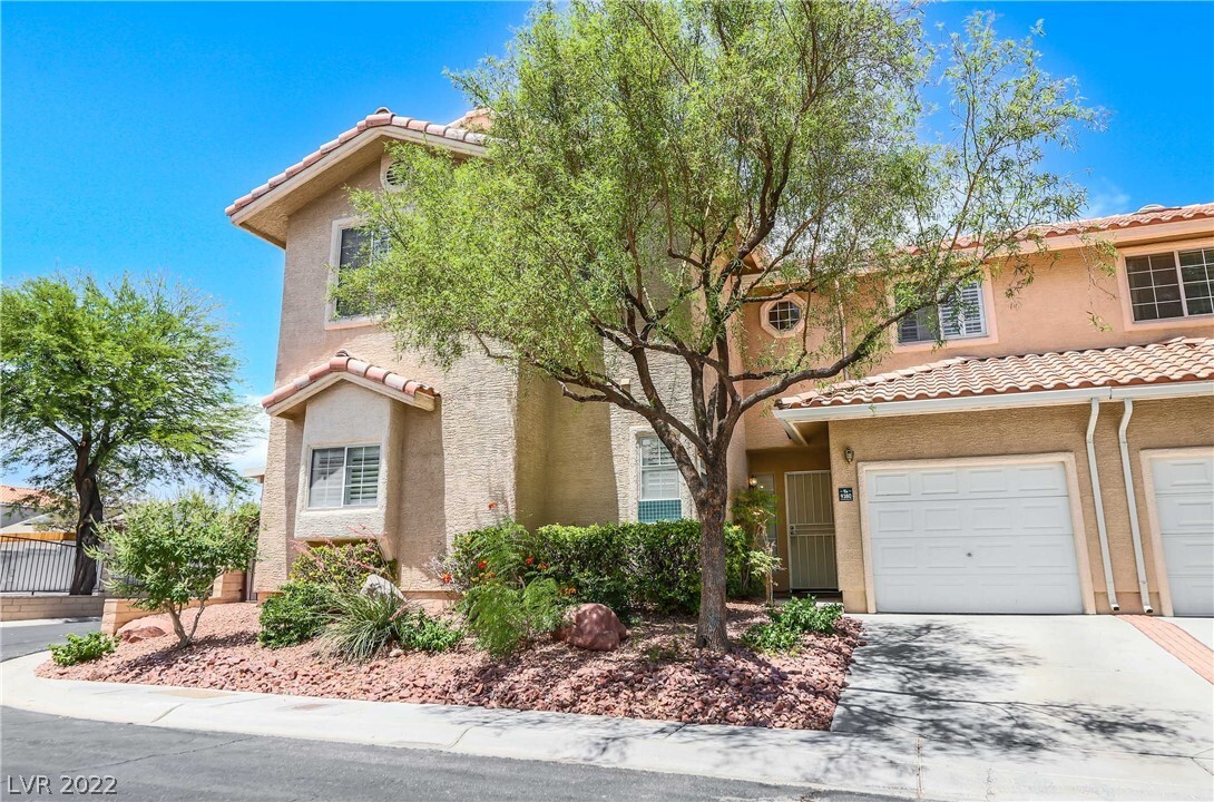 Foto principal - 9380 Apache Springs Dr