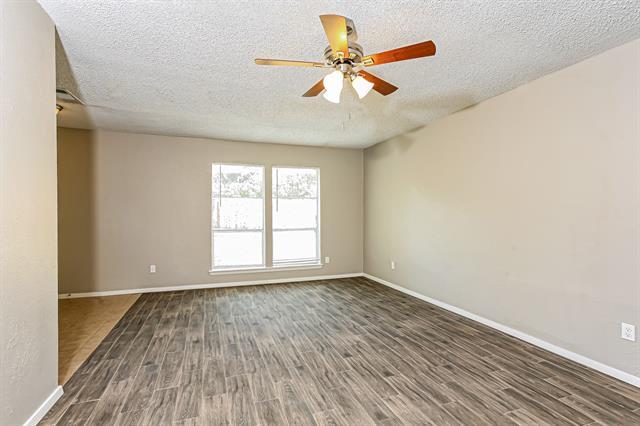 Foto del edificio - 352 Lakeside Dr