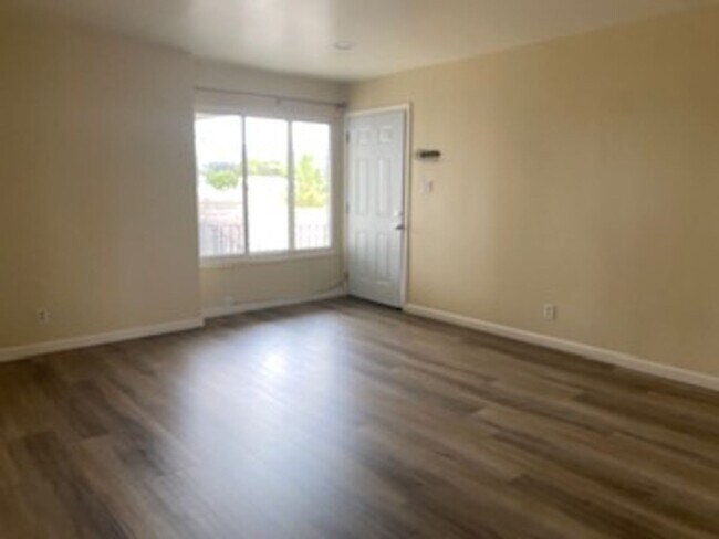 Foto del edificio - 4216 Nevin Ave