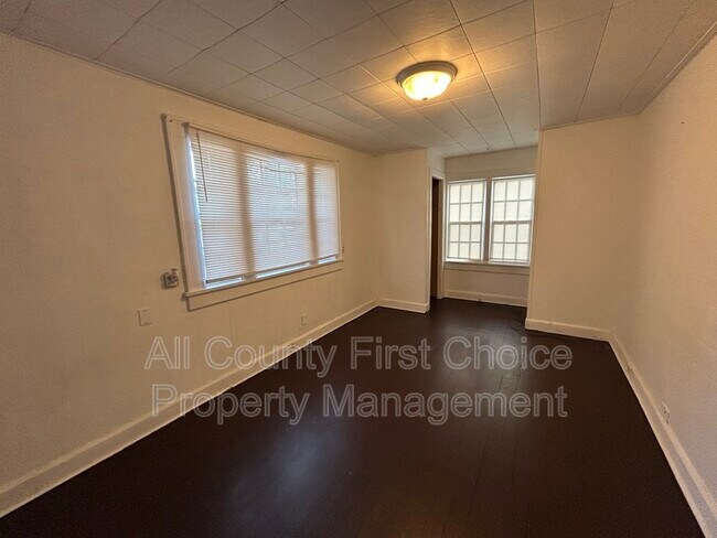 Building Photo - 1225 1/2  11th St N upper
