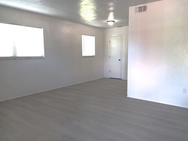 Building Photo - Remodeled apartment, dishwasher, on-site l...