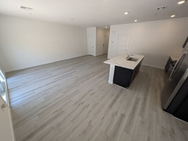 Foto del edificio - 3339 Rocky Waters Ave
