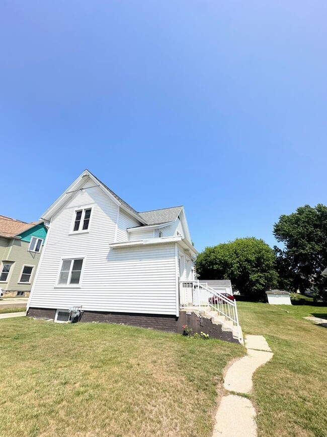 Building Photo - 427 N 7th St