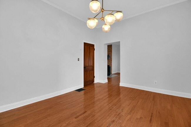 Building Photo - Stunning and Spacious 3 Bedroom House