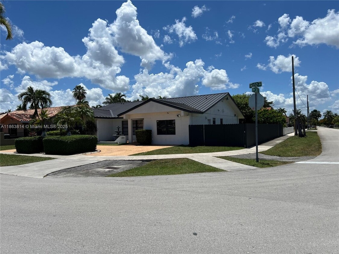 Primary Photo - 3010 SW 132nd Ave